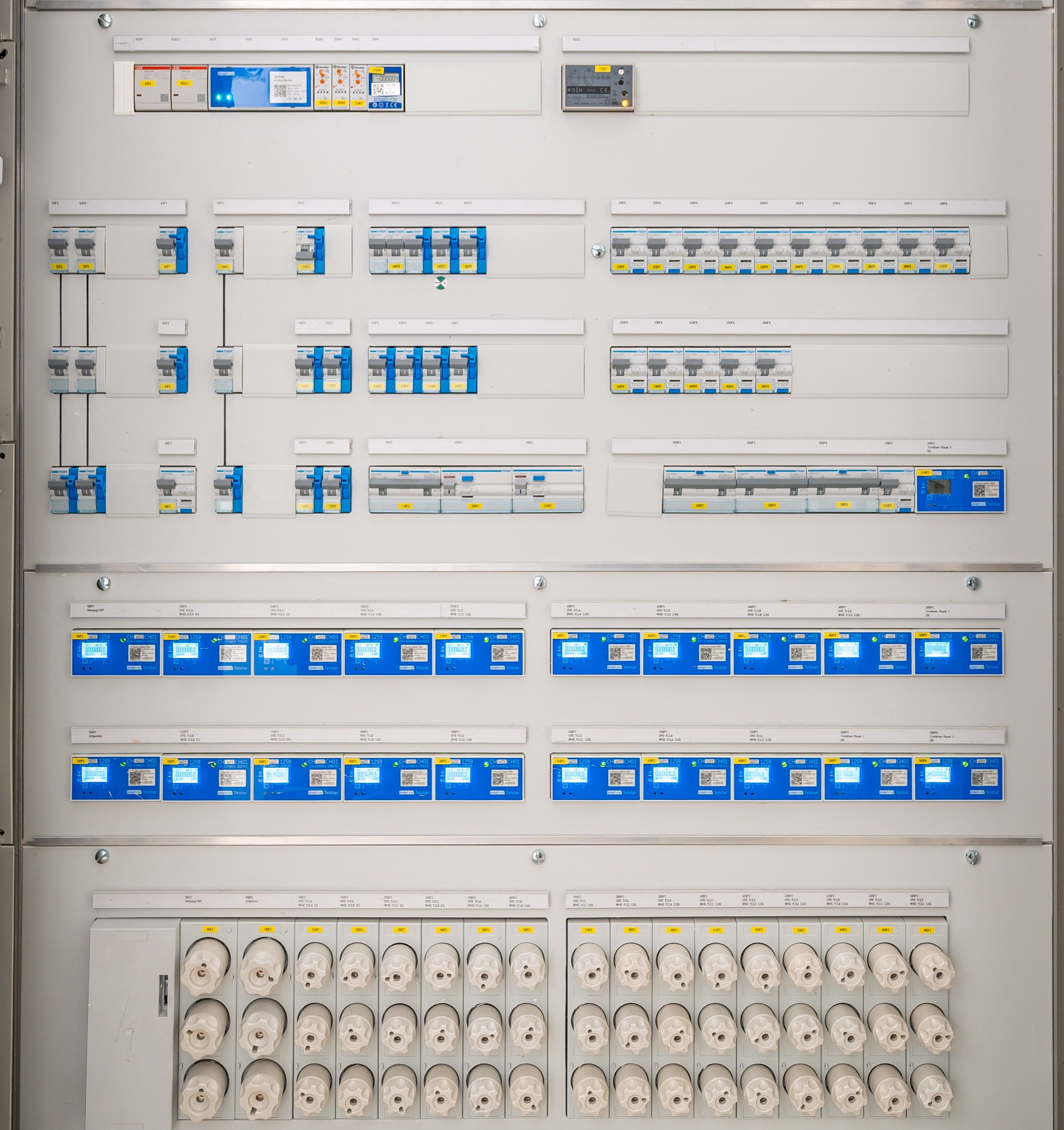 Electrical distribution board with circuit breakers