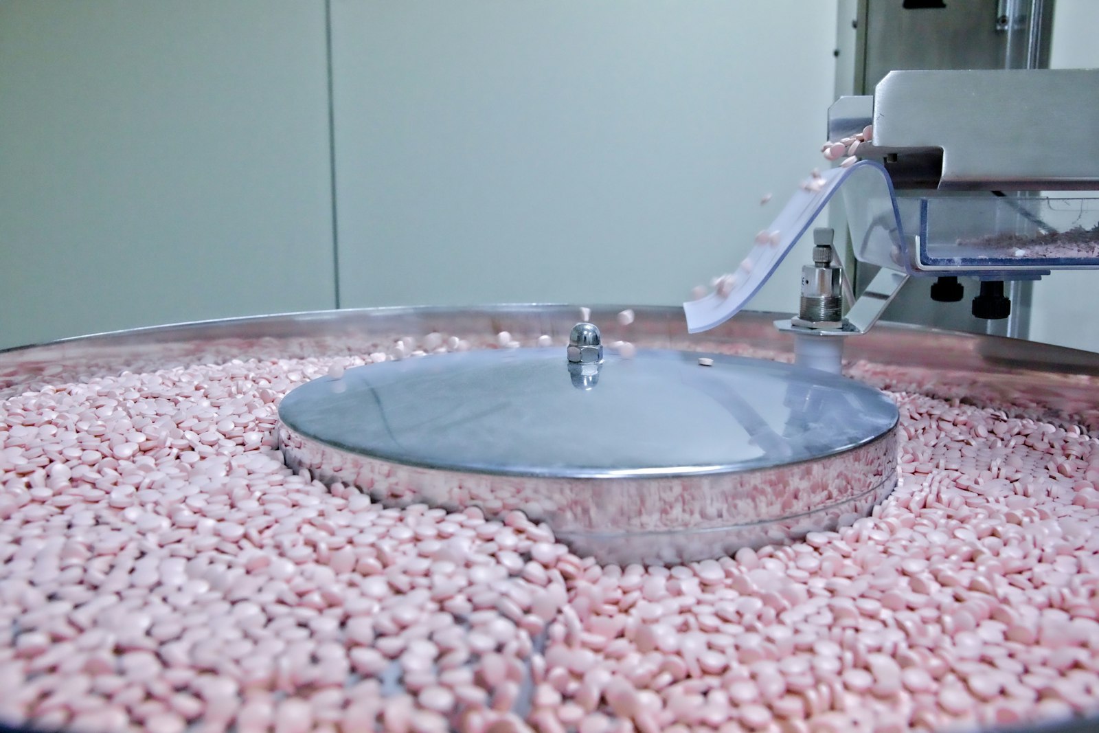 Tablet coating pan filled with coated tablets