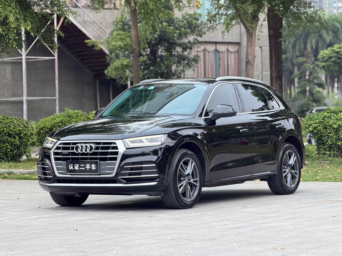 Used Audi Q5L SUV in black, front three-quarter view