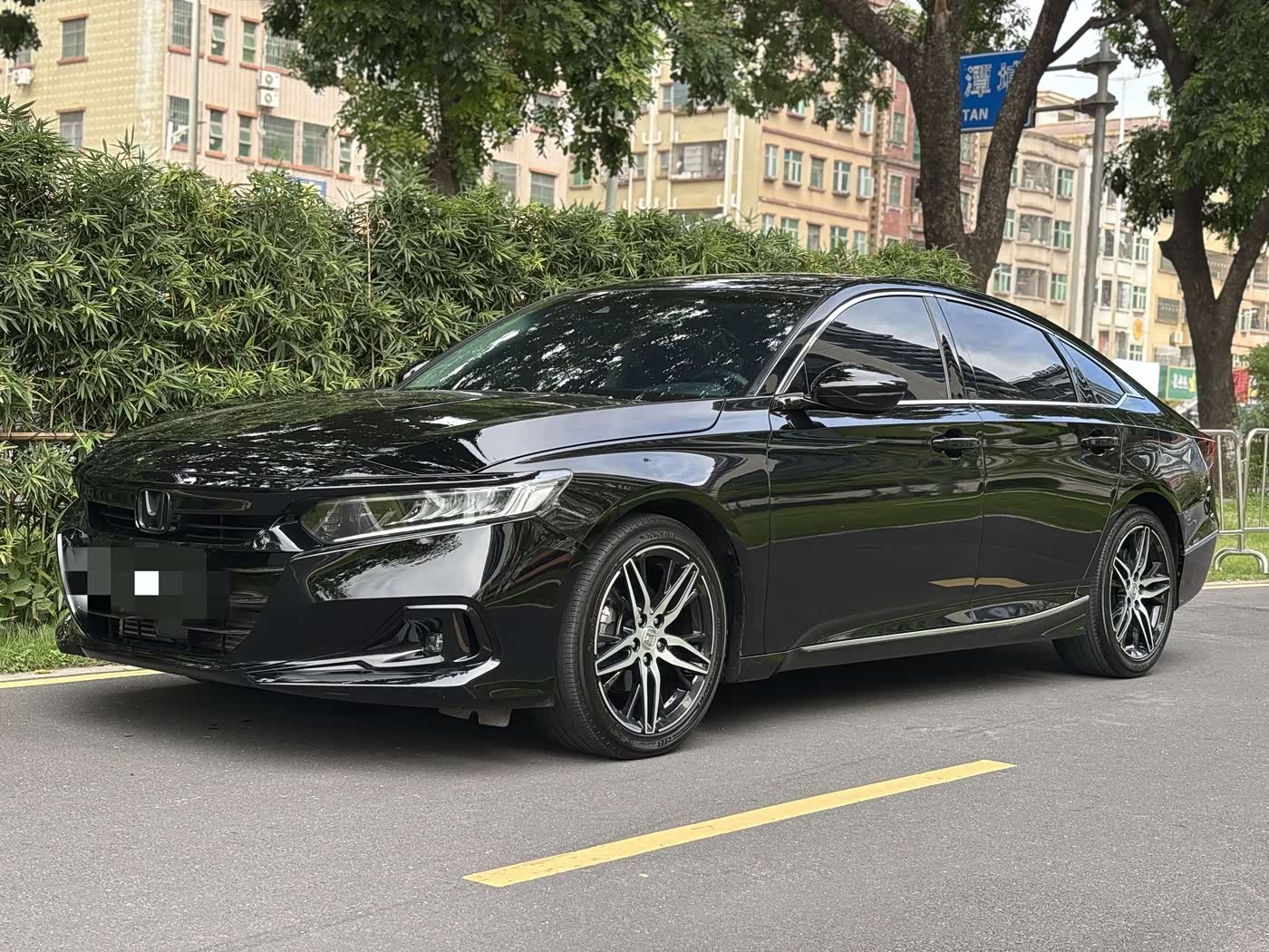 Used Honda Accord saloon in black, front three-quarter view