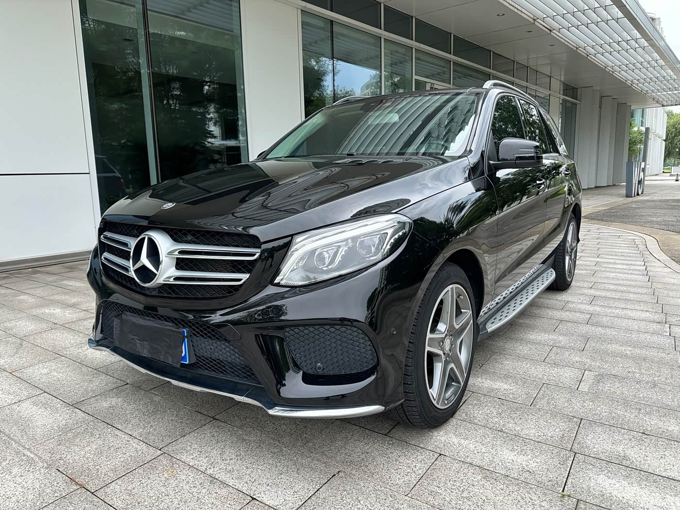 Used Mercedes-Benz GLE SUV in black, front three-quarter view