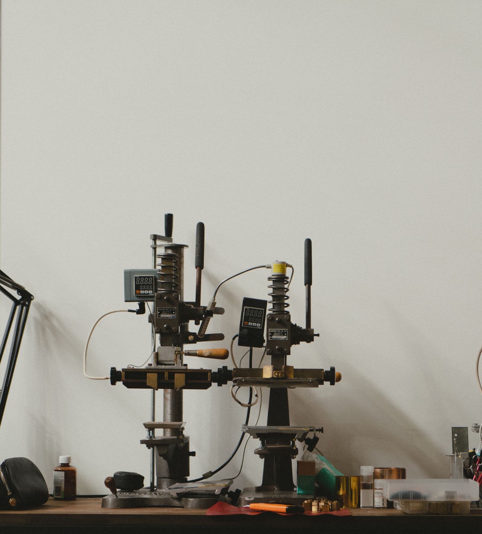 Laboratory optical test equipment on a bench